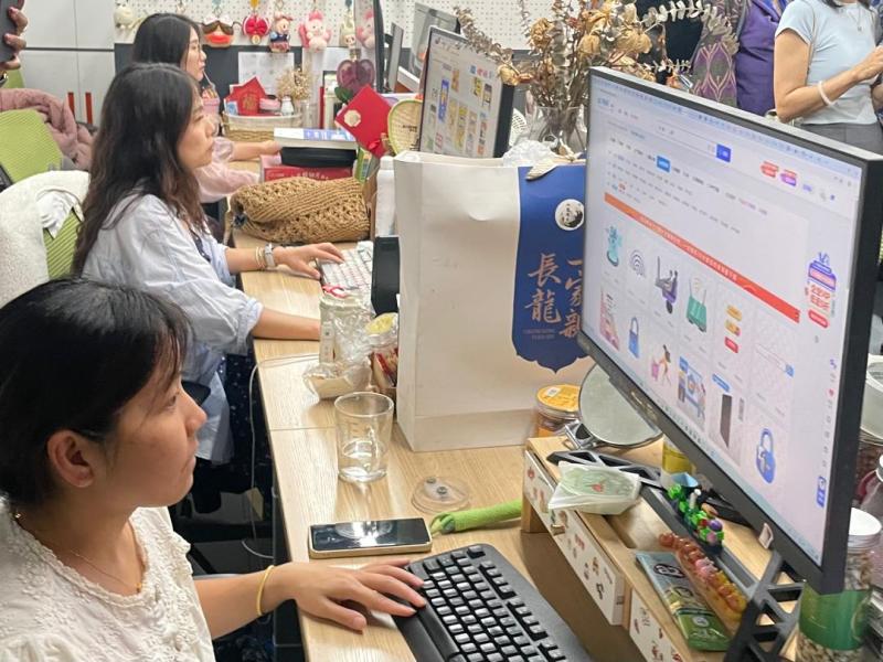 Des journalistes rassemblés dans une rédaction en Chine 