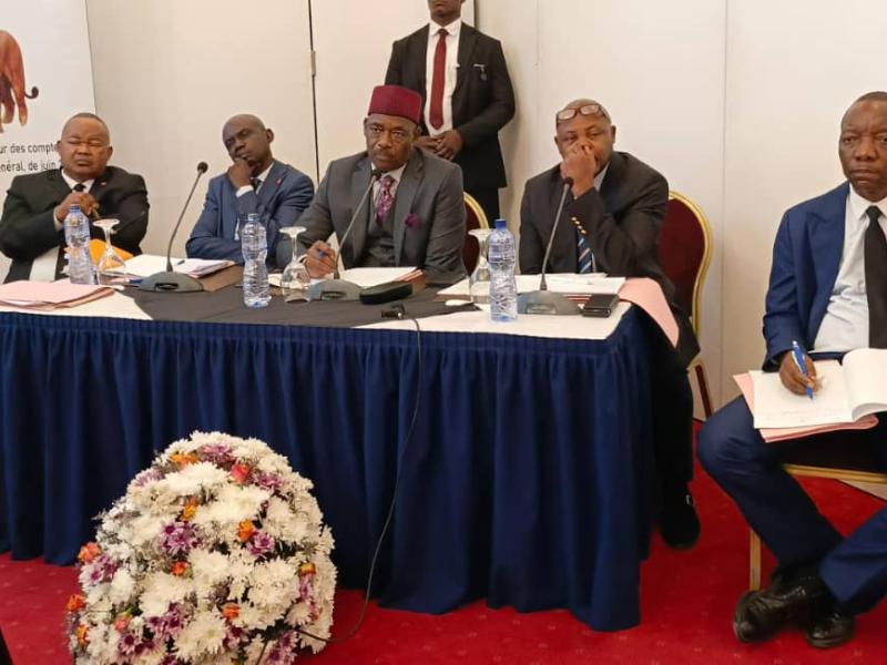 Le procureur général près la Cour des comptes, entouré des avocats généraux près cette Cour, le 7 octobre à Kinshasa