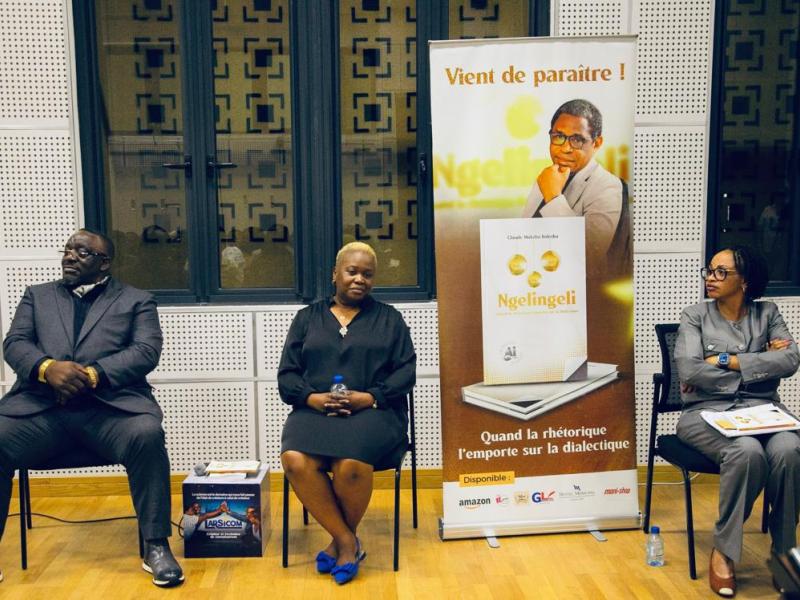 Quelques lecteurs engagés et critiques de Ngelingeli lors de son vernissage, le 9 octobre 2025 à Kinshasa