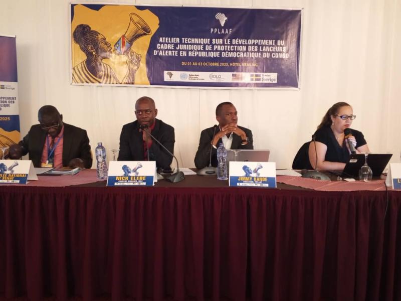 De gauche à droite : Pasi Zapamba/député national ; Nick Elebe/Idlo ; Jimmy Kande/Pplaaf et Louise Postas/ONUDC à la clôture de l'atelier sur le projet de loi de protection des lanceurs d'alerte