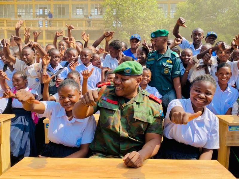 Des bancs-pupitres remis à l’athénée de Katuba et au camp Vangu, deux établissements scolaires basés à Lubumbashi