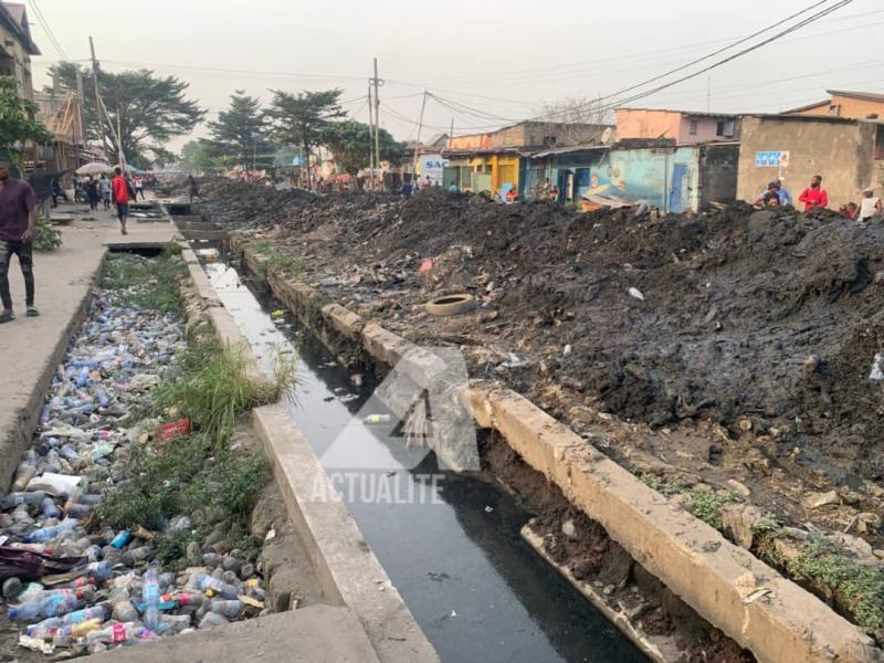 Des caniveaux obstrués sur une artère de Kinshasa