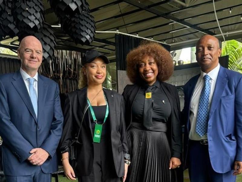 A l'extrémité gauche, le président de la Fifa, Gianni Infatino et l'extrémité droite, le président de la CAF, Patrice Montsepe lors de l'Assemblée générale de la CAF à Kemesha, à Kinshasa