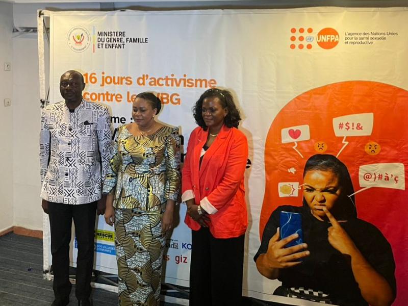 La ministre Michelle Ombae posant après le café de presse