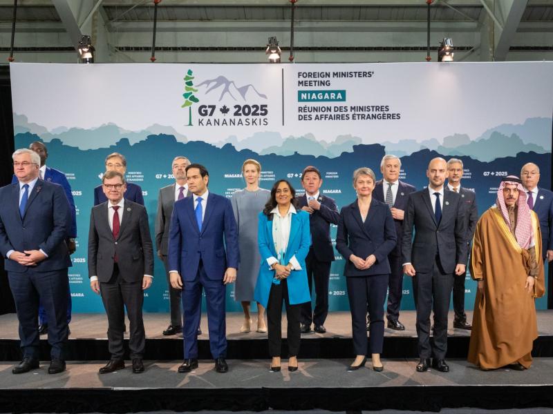 La photo de groupe des ministres des Affaires étrangères des pays du G7 et des ministres des Affaires étrangères des pays invités 