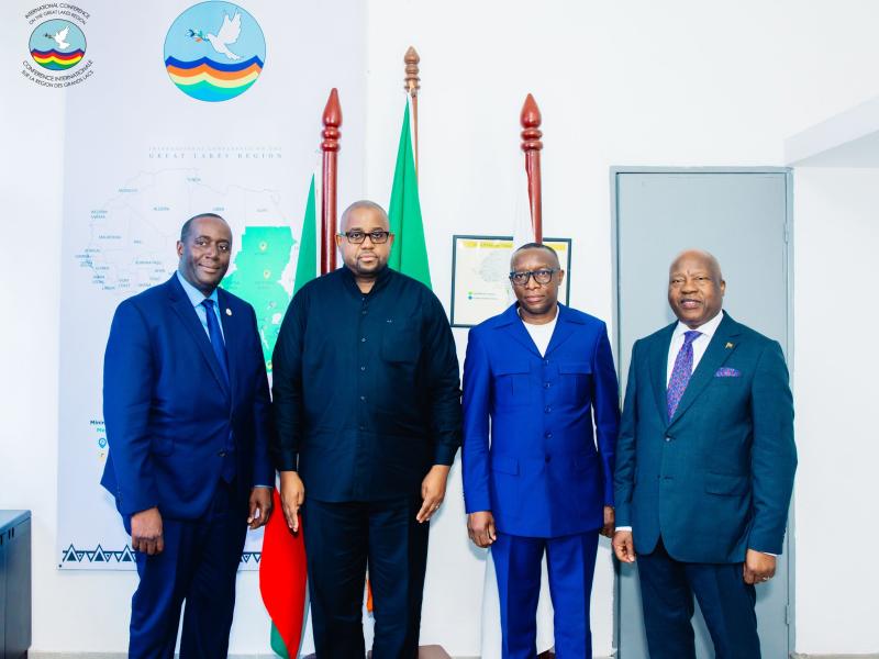 À Bujumbura, l’ambassadeur Caholo transmet la direction de la CIRGL au Dr Luwabelwa, en présence des ministres Floribert Anzuluni Isiloketshi et Édouard Bizimana.