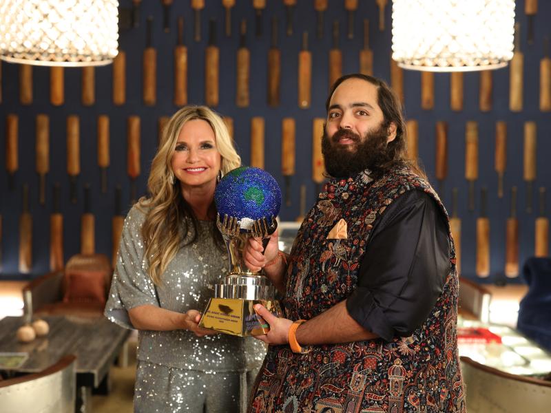 Anant Ambani, fondateur du centre de conservation Vantara, recevant le Global Humanitarian Award pour le bien-être animal 