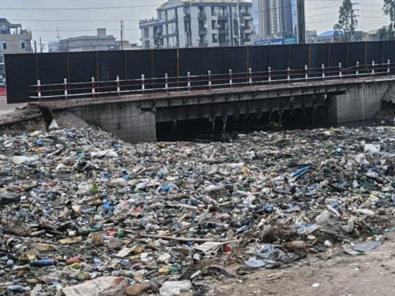 Un pont jeté sur la rivière Kalamu, obstrué par l’accumulation de détritus, à la première rue, dans la commune de Limete, à Kinshasa