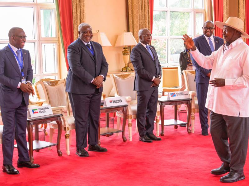 Yoweri Museveni avec quelques ministres de la région afrique centrale 