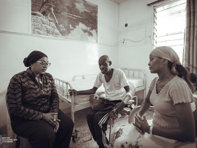 Pascal Poba avec la ministre Elebe