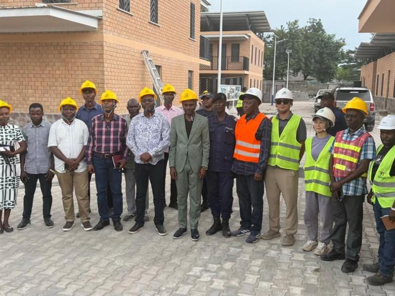 Le coordonnateur de la cellule Infrastructures Billy Tshibambe et le Bourgmestre de la commune de N’djili Papy Ngaliema à la maison communale de N’djili