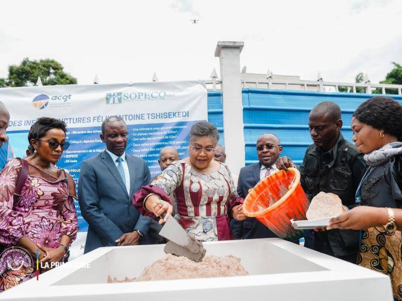 Pose de la première pierre pour construire le centre des infrastructures