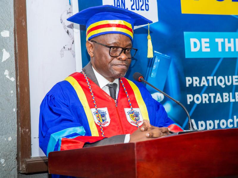 Guillaume Kingh Farel prenant la parole à la fin de la soutenance de sa thèse doctorale à l'UNISIC, samedi 24 janvier 2026