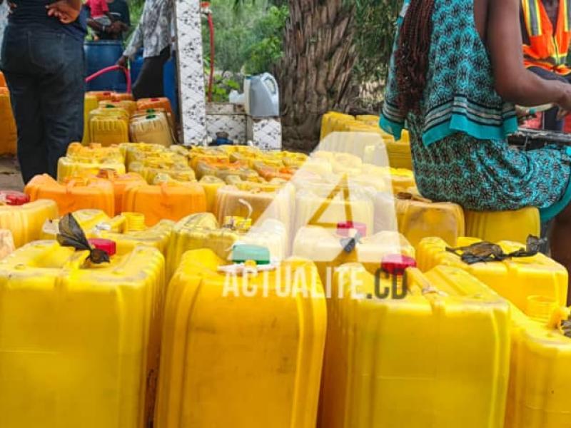Des bidons dans un forage d'eau à Thibanda, près du Plateau des professeurs à Kinshasa 