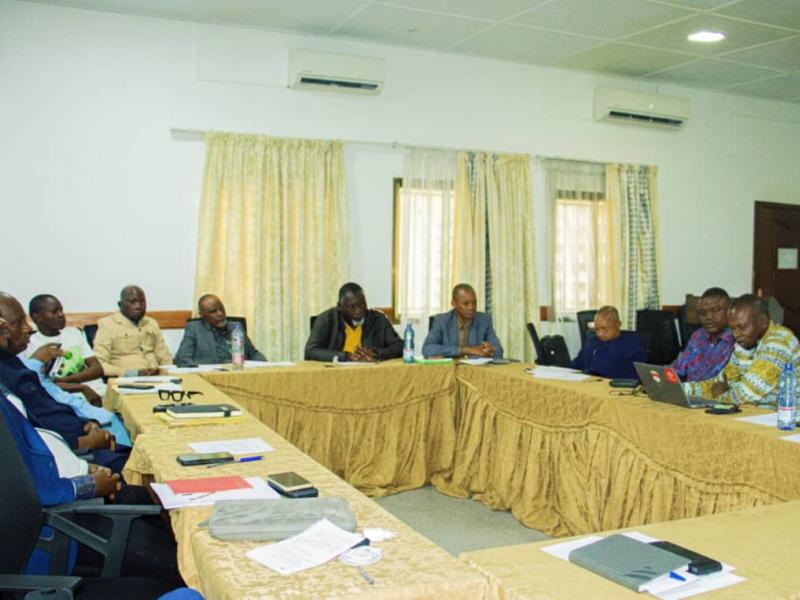 Les différentes parties prenantes actant officiellement la clôture du processus de médiation entre PHC et les populations voisines de ses plantations