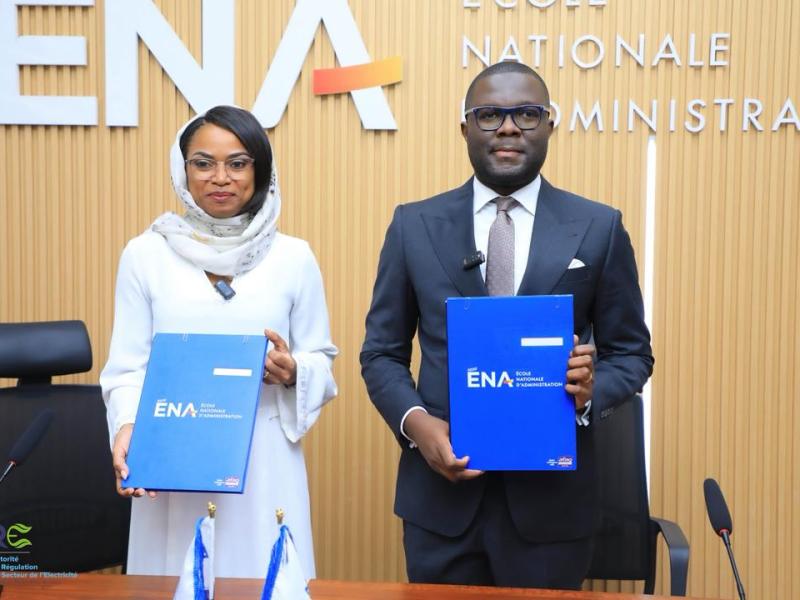 Les directeurs généraux de l'ARE et de l'ENA arborant le Protocole d'accord à l'issue de la cérémonie de signature mardi 20 mars 2026, à Kinshasa