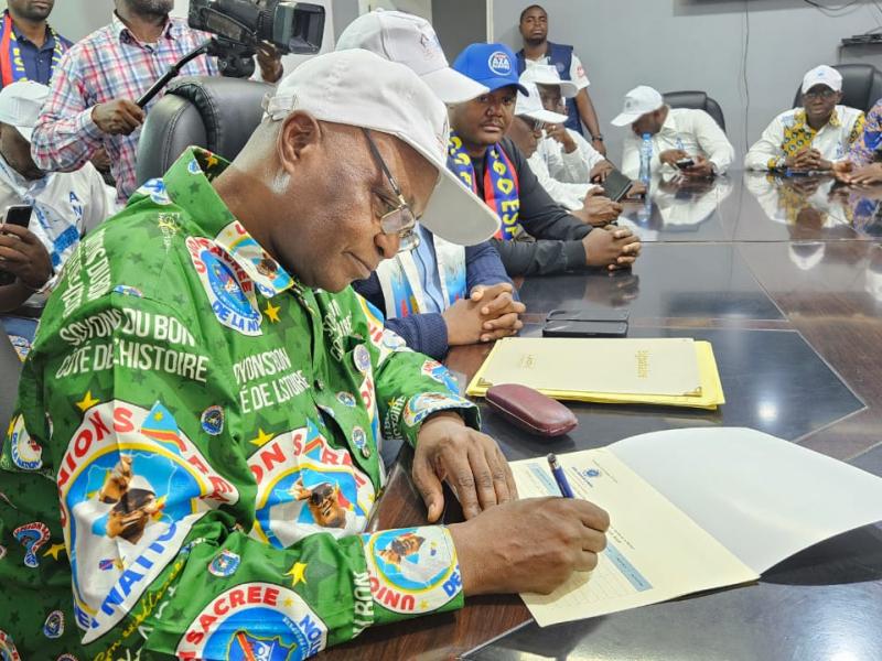 Norbert Basengezi lors du dépôt de sa candidature à l'USN pour le poste de deuxième Vice-président de la CENI 