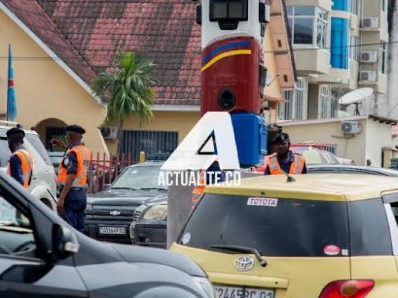 Un robot régulateur sur le boulevard du 30 juin à Kinshasa