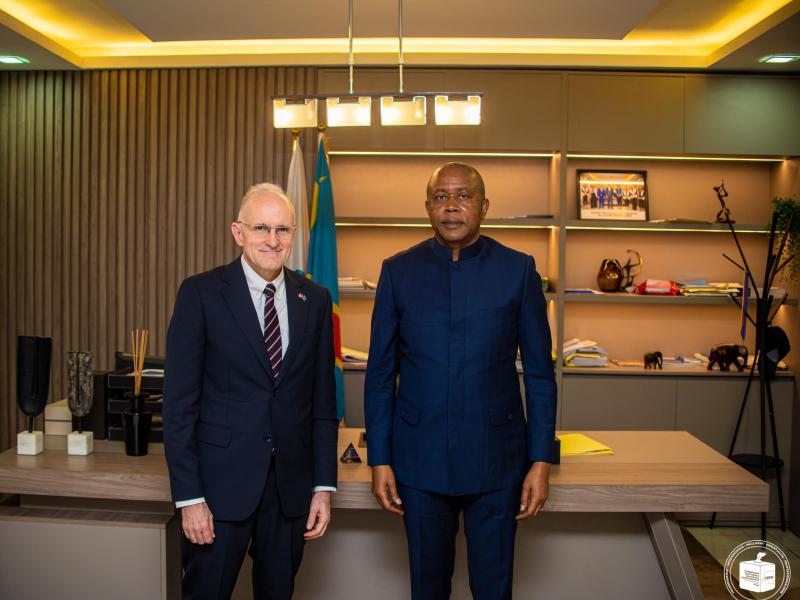 Denis Kadima et Ian J. McCary, chargé d’affaires de l’ambassade des États-Unis en RDC