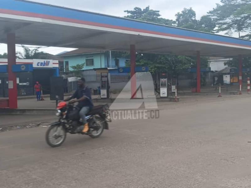 Une station-service à Kinshasa, mercredi 25 mars 2026
