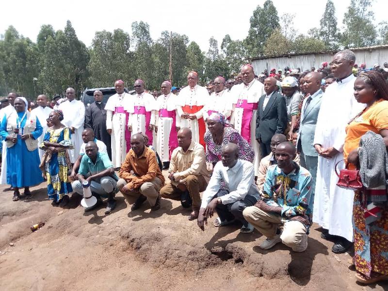 Des évêques catholiques conduits par le cardinal Fridolin Ambongo en visite dans un site des déplacés à Bunia