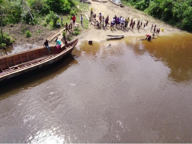 La rivière Luie— des arbres tombés obstruent le cours d'eau sur des kilomètres, rendant toute navigation impossible depuis 1969