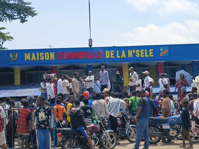 Un rassemblement des taximen motos devant la maison communale de N'sele