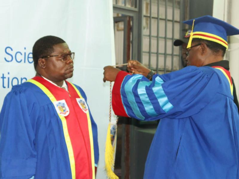 Fabrice Akaa lors de la soutenance de thèse doctorale 