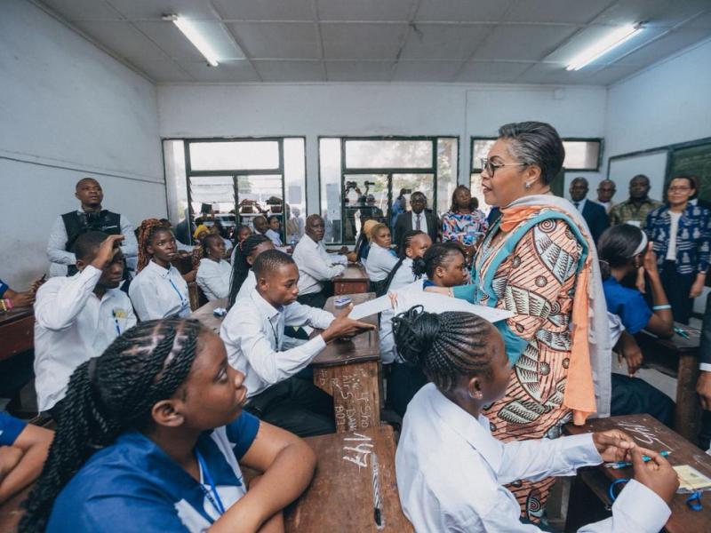 La Première ministre Judith Suminwa dans une salle de classe 