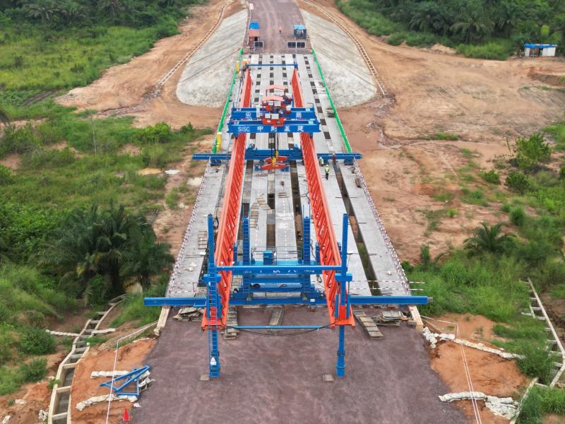 Pose des poutres en T du pont Mfuti 