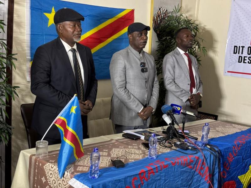 Au milieu, Eugène Diomi Ndongala, lors d'une conférence de presse à Kinshasa 