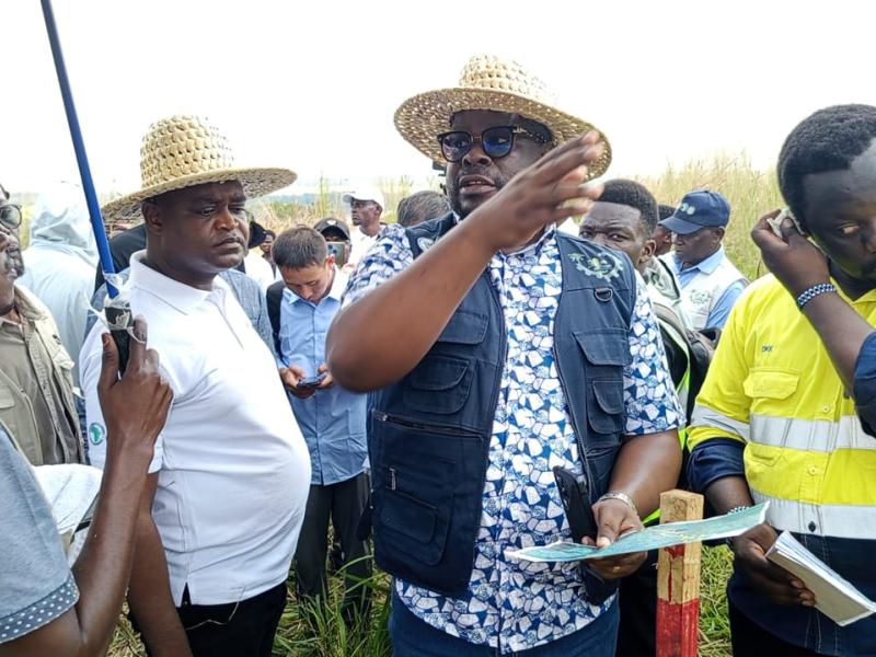 Le coordonnateur de Prodan, Cédric Mutombo Kahia, avec des soumissionnaires