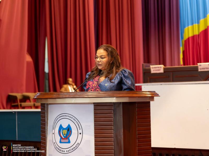 Thérèse Kayikwamba, ministre des Affaires étrangères lors d'une intervention à l'Assemblée nationale 