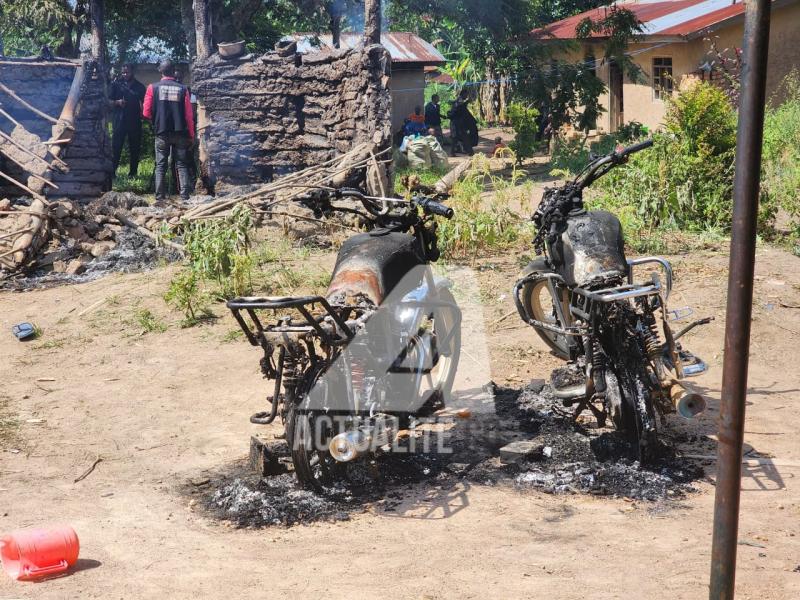Des motos incendiées lors de l'attaque des ADF à Mbau 