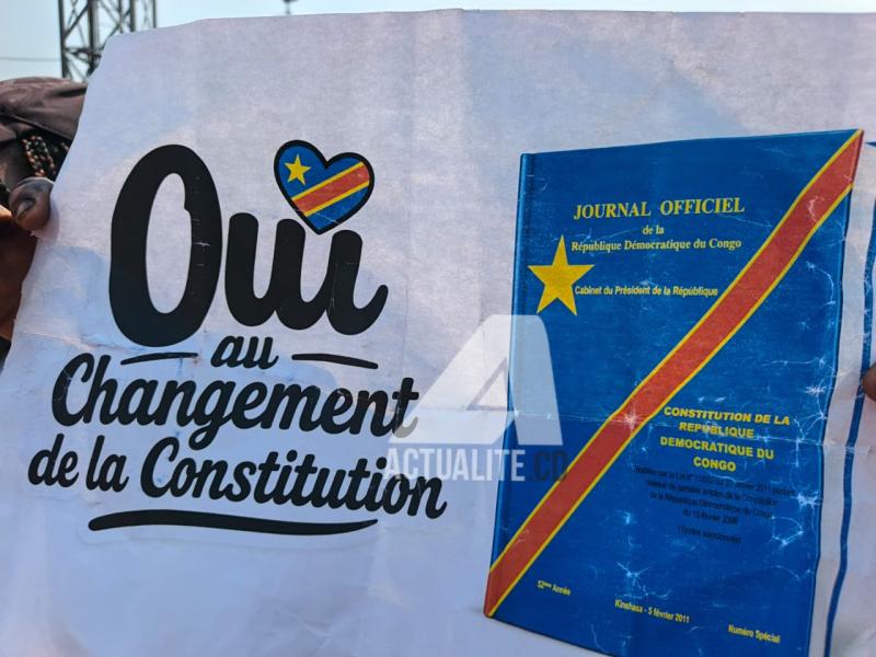 Une affiche de campagne pour le changement de constitution 