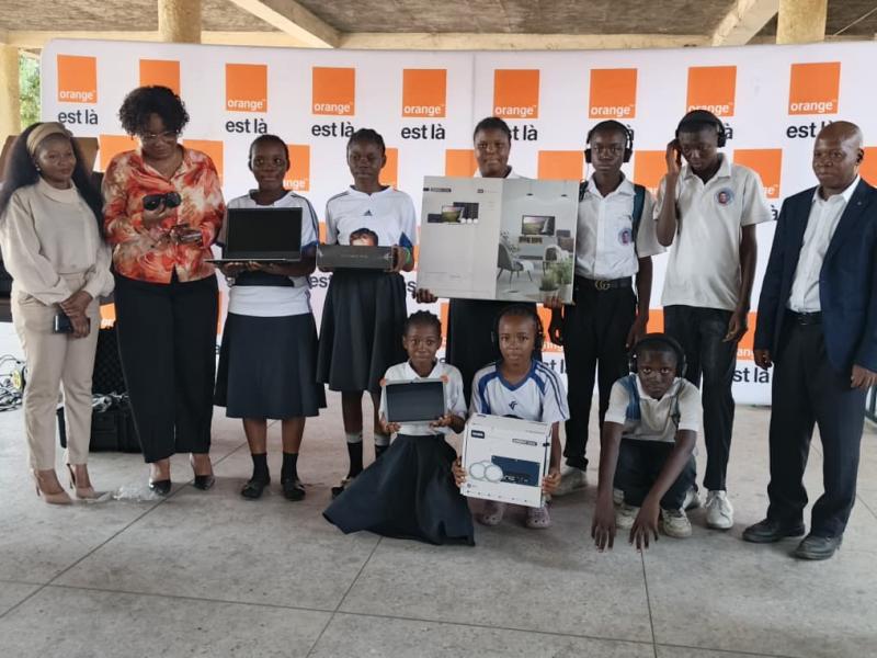 Remise d'un don de Orange RDC à l'écolé primaire Don Bosco de Masina, à Kinshasa