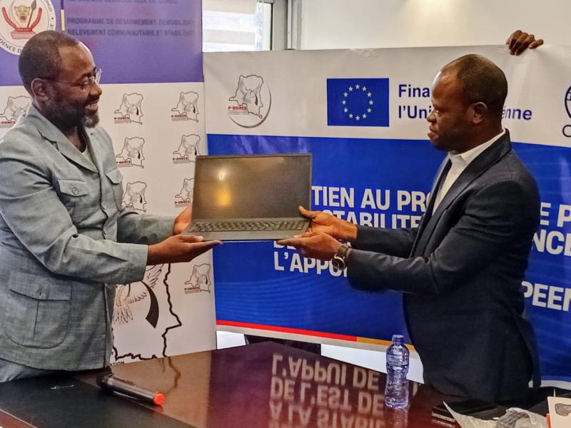 Le coordonnateur national adjoint de P-DDRCS recevant les matériels de soutien au programme 