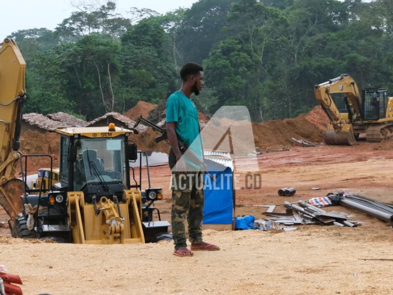 Un milicien Simba sur le ite d'exploitation 