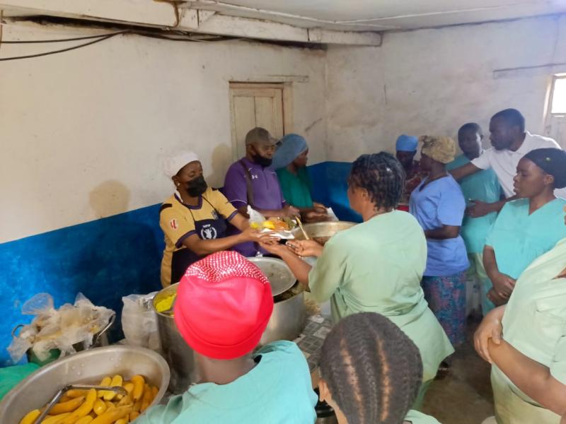 Repas pour les équipes de riposte contre Ebola