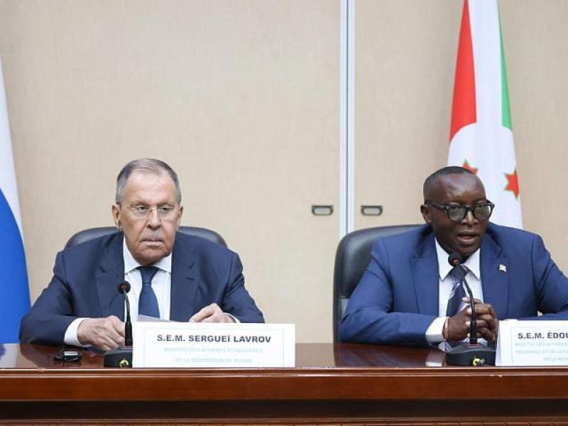Edouard Bizimana, ministre burundais des Affaires étrangères, de l'Intégration régionale et de la Coopération au développement, et son homologue russe Sergueï Viktorovitch Lavrov 