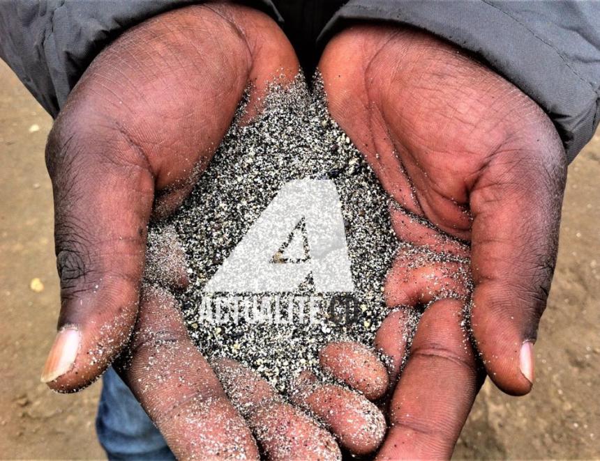 Un creuseur avec du sable et cailloux de coltan à Rubaya (Ley Uwera/ACTUALITE.CD)