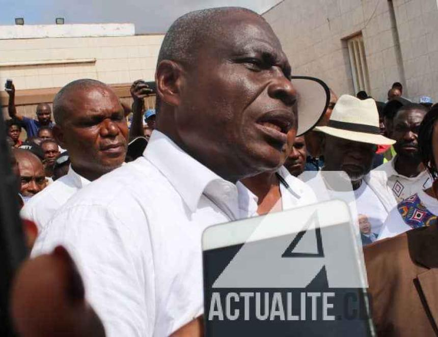 Martin Fayulu devant la presse après avoir été empêché de tenir son meeting à Lubumbashi