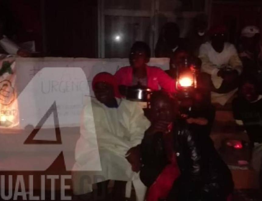 Les militants de la Lucha devant les bureaux d'Airtel