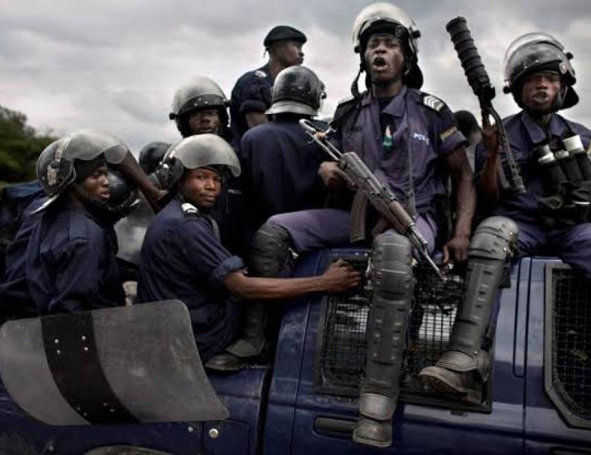 Des policiers à bord d'un pick - up à Kinshasa / DR 