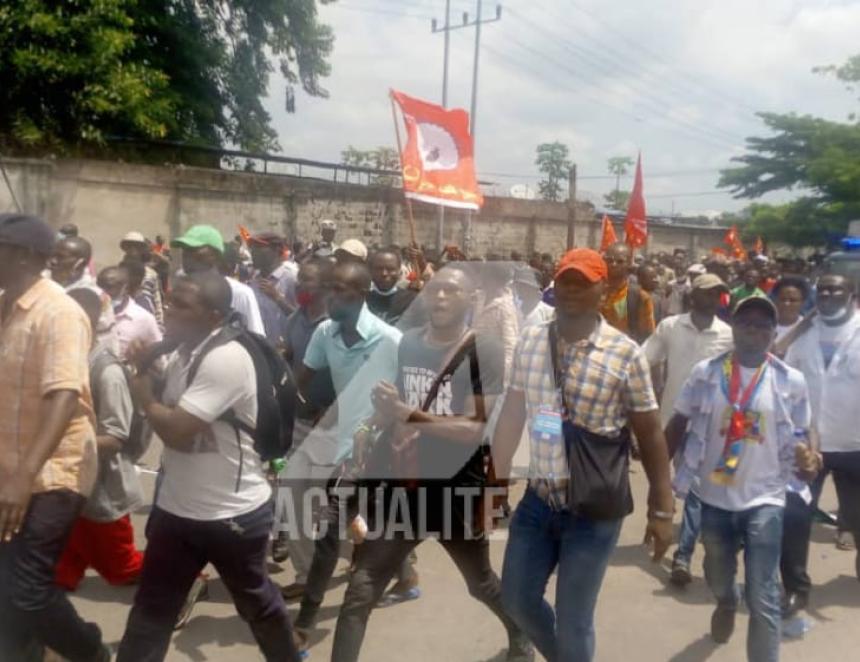 Les militants aux abords du palais du peuple. PH/ACTUALITE.CD