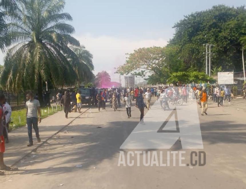 Les militants aux abords du palais du peuple. PH/ACTUALITE.CD