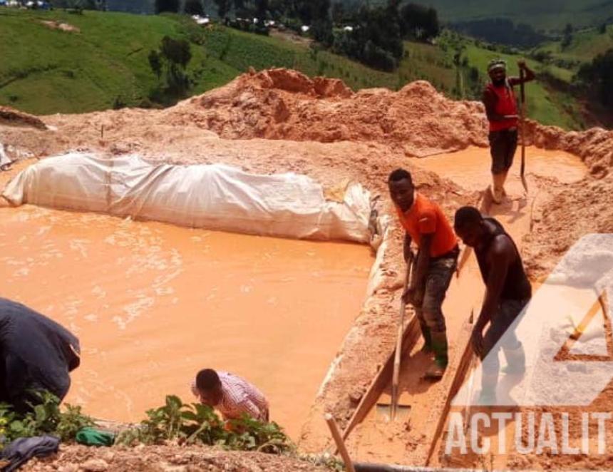 Creuseur artisanaux dans une carrière d'or dans l'est du pays