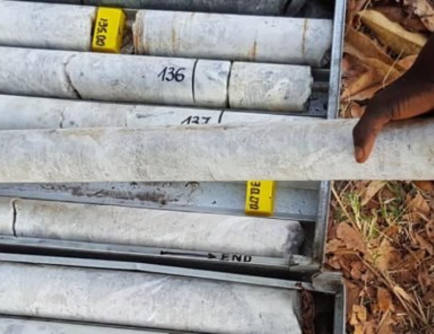 Échantillons de lithium sur le site en développement de Manono, opéré par une filiale de l’australien AVZ Minerals. © AVZMINERALS