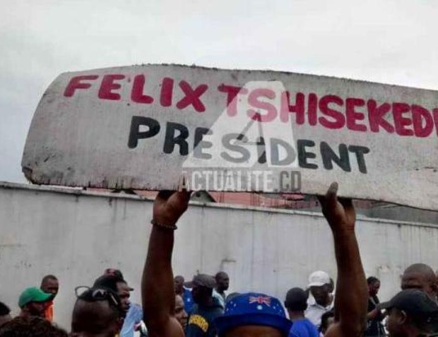 Les militants UDPS brandissant un calicot de soutien à Tshisekedi