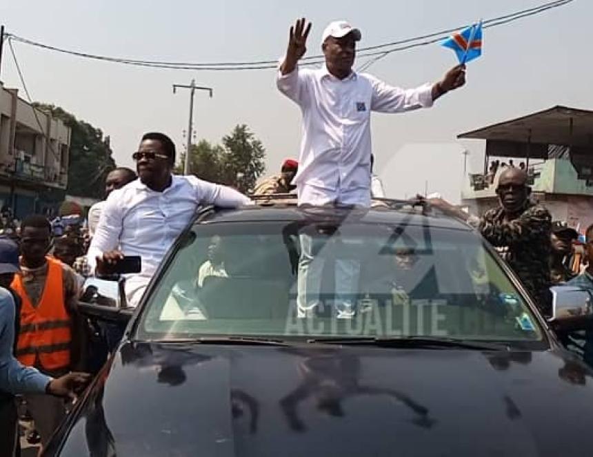 Martin Fayulu lors d'une marche visant à dénoncer le soutien du Rwanda au M23